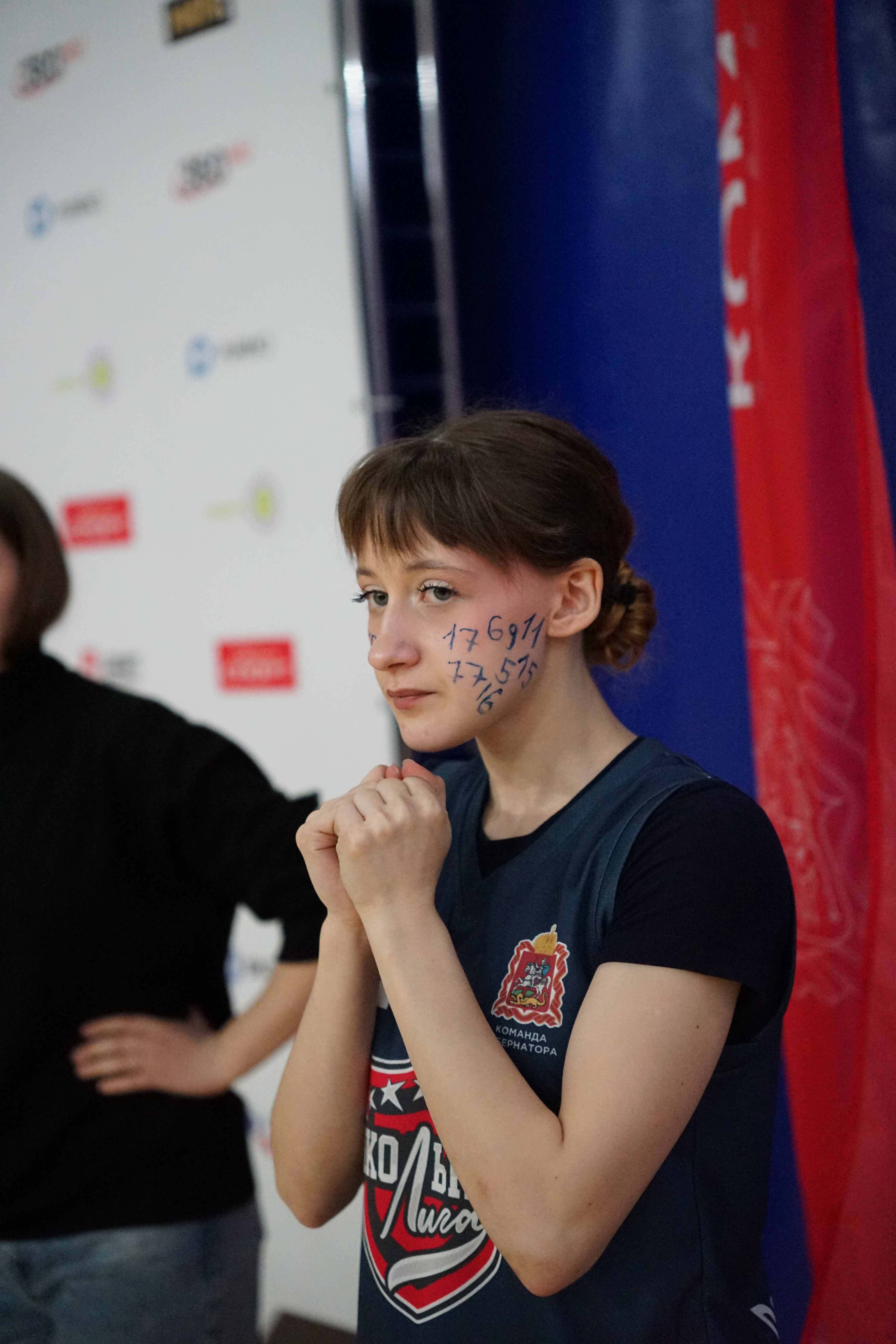 Портрет волейболистки с составом номеров, написанным на щеках